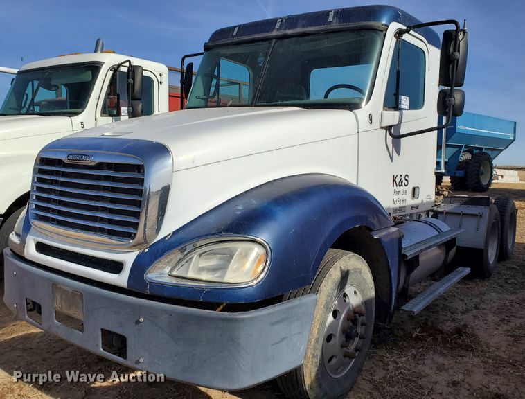 image for item DG8429 2004 Freightliner Columbia  semi truck