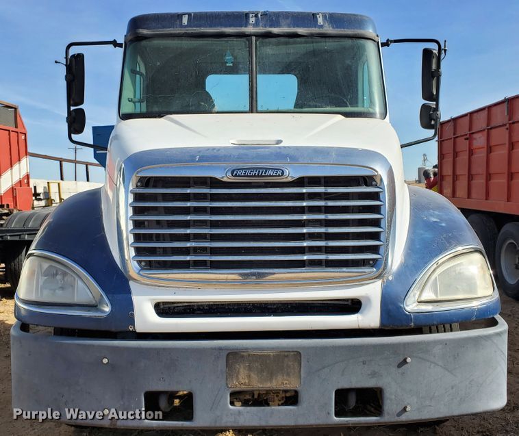 image for item DG8429 2004 Freightliner Columbia  semi truck