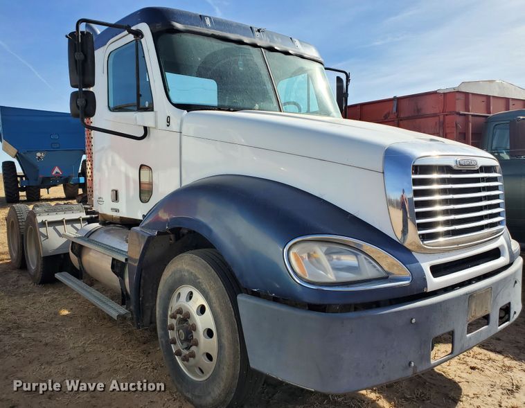 image for item DG8429 2004 Freightliner Columbia  semi truck