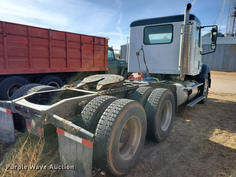 image for item DG8429 2004 Freightliner Columbia  semi truck