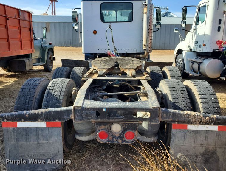 image for item DG8429 2004 Freightliner Columbia  semi truck