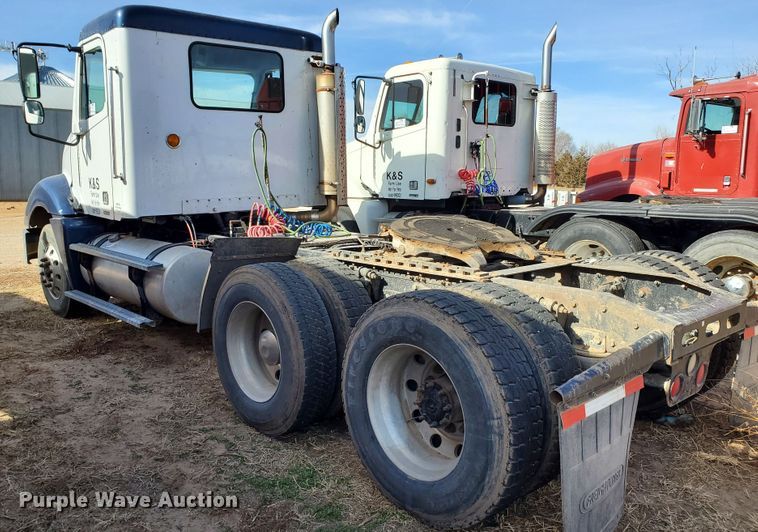 image for item DG8429 2004 Freightliner Columbia  semi truck