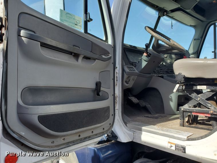 image for item DG8429 2004 Freightliner Columbia  semi truck