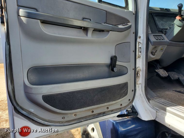 image for item DG8429 2004 Freightliner Columbia  semi truck