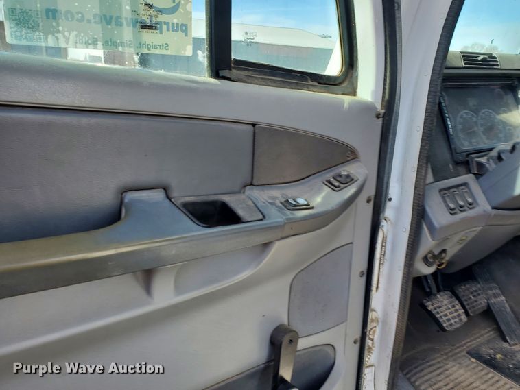 image for item DG8429 2004 Freightliner Columbia  semi truck