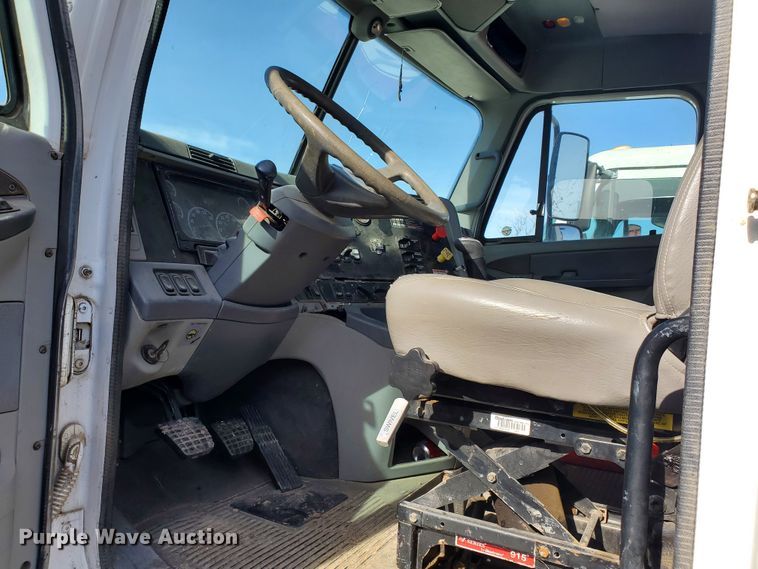 image for item DG8429 2004 Freightliner Columbia  semi truck