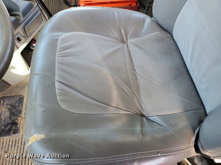 image for item DG8429 2004 Freightliner Columbia  semi truck