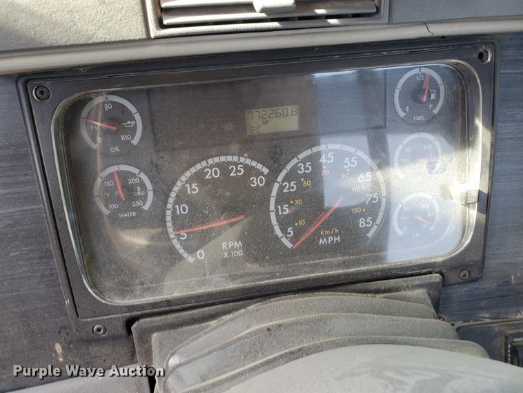 image for item DG8429 2004 Freightliner Columbia  semi truck