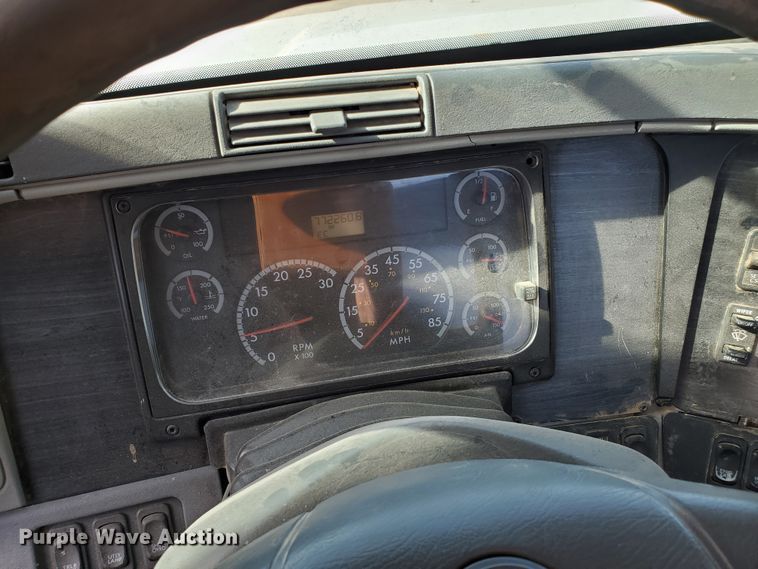 image for item DG8429 2004 Freightliner Columbia  semi truck