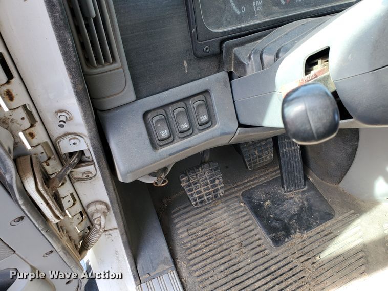 image for item DG8429 2004 Freightliner Columbia  semi truck