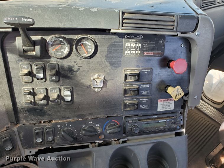 image for item DG8429 2004 Freightliner Columbia  semi truck