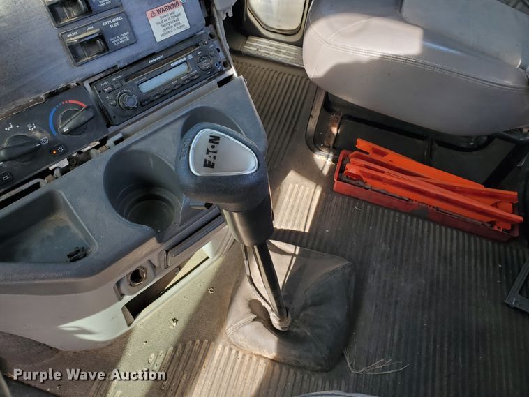 image for item DG8429 2004 Freightliner Columbia  semi truck