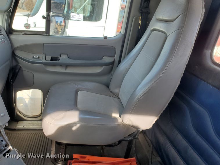 image for item DG8429 2004 Freightliner Columbia  semi truck