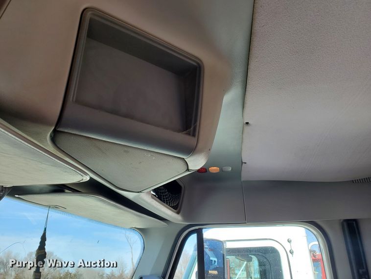 image for item DG8429 2004 Freightliner Columbia  semi truck