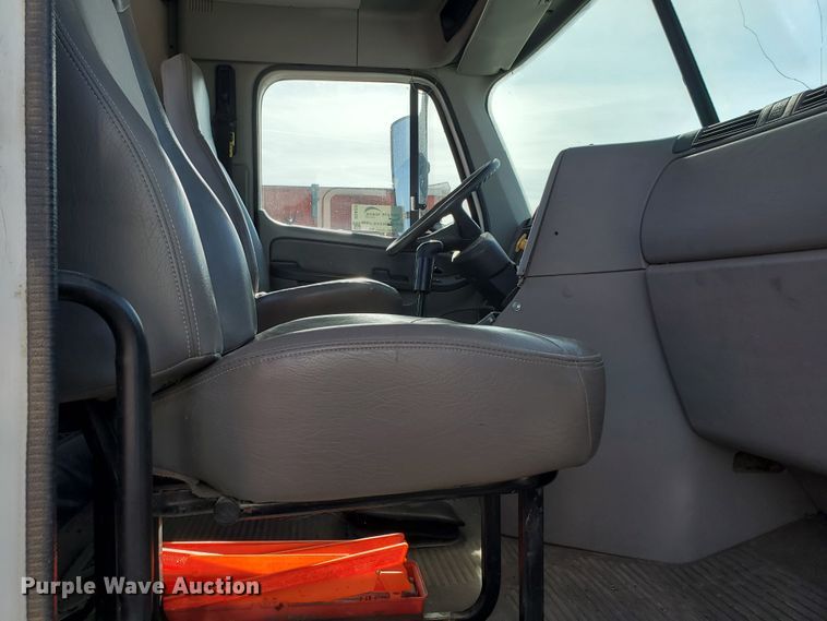 image for item DG8429 2004 Freightliner Columbia  semi truck