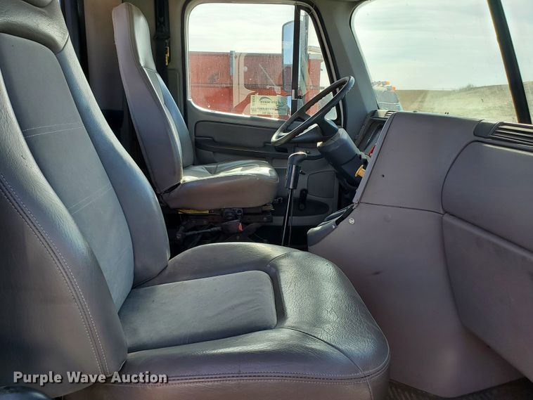 image for item DG8429 2004 Freightliner Columbia  semi truck