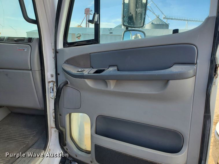 image for item DG8429 2004 Freightliner Columbia  semi truck