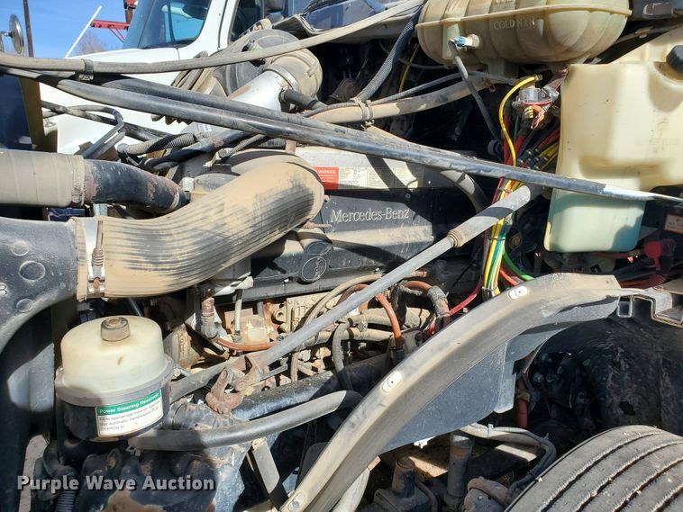 image for item DG8429 2004 Freightliner Columbia  semi truck