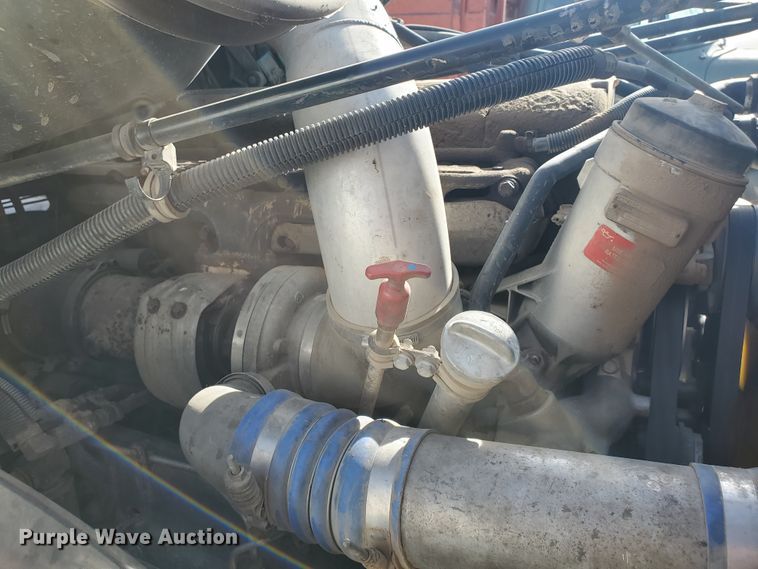 image for item DG8429 2004 Freightliner Columbia  semi truck