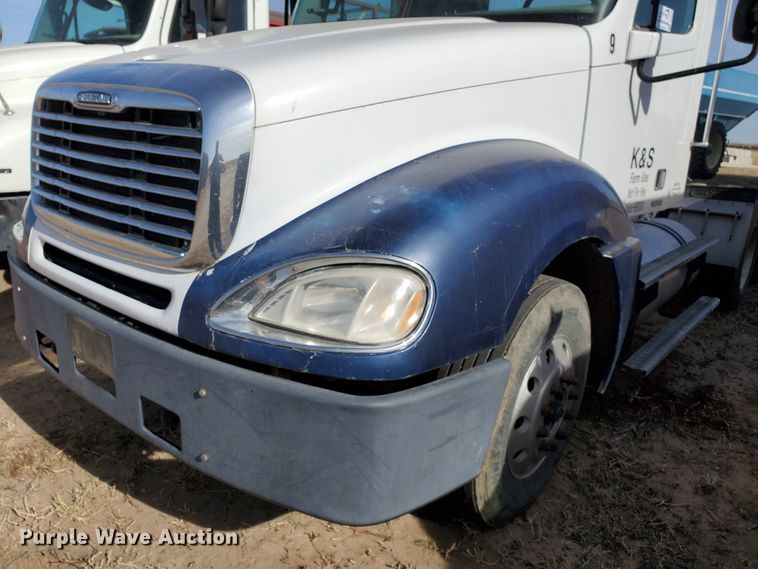 image for item DG8429 2004 Freightliner Columbia  semi truck