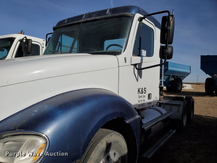 image for item DG8429 2004 Freightliner Columbia  semi truck