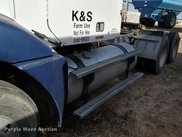 image for item DG8429 2004 Freightliner Columbia  semi truck