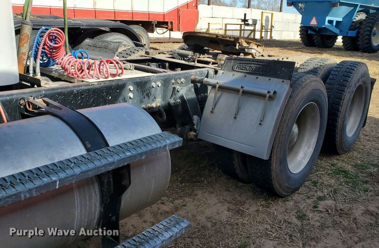 image for item DG8429 2004 Freightliner Columbia  semi truck