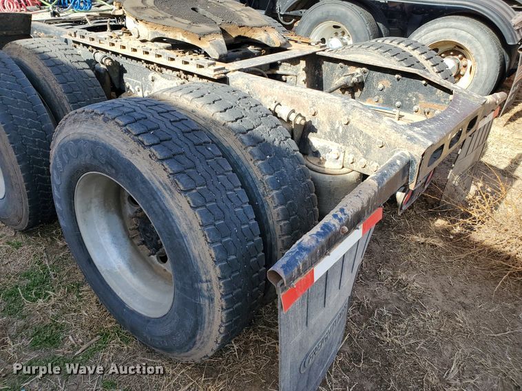 image for item DG8429 2004 Freightliner Columbia  semi truck