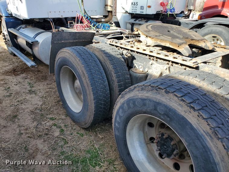 image for item DG8429 2004 Freightliner Columbia  semi truck