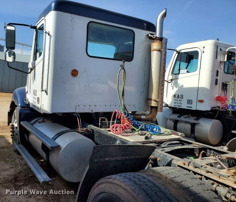 image for item DG8429 2004 Freightliner Columbia  semi truck