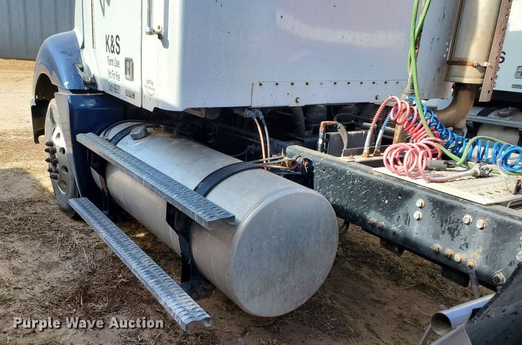 image for item DG8429 2004 Freightliner Columbia  semi truck