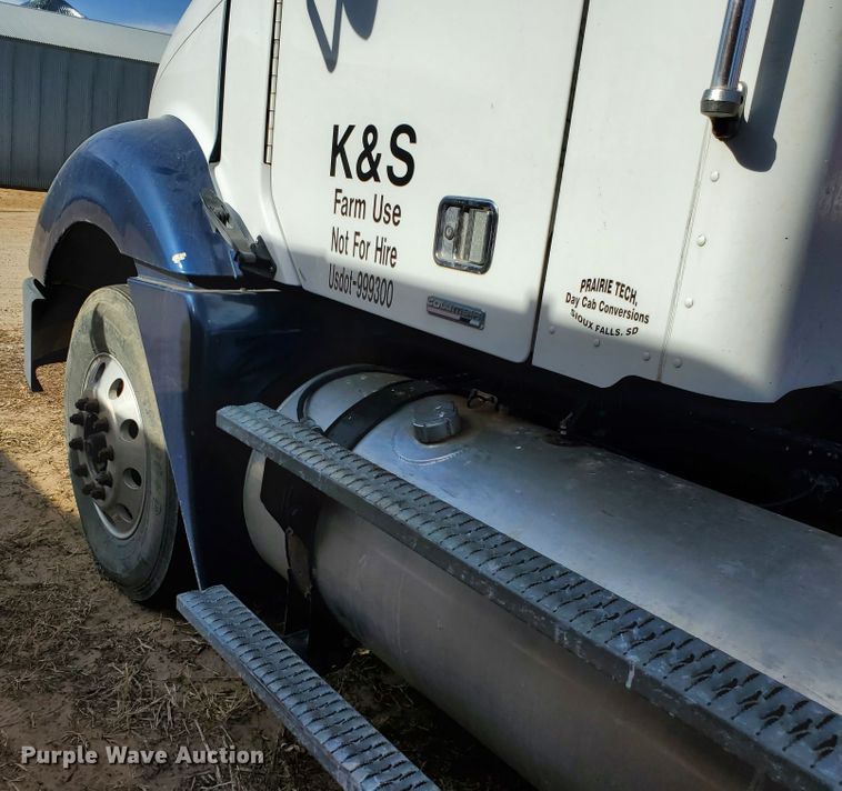 image for item DG8429 2004 Freightliner Columbia  semi truck