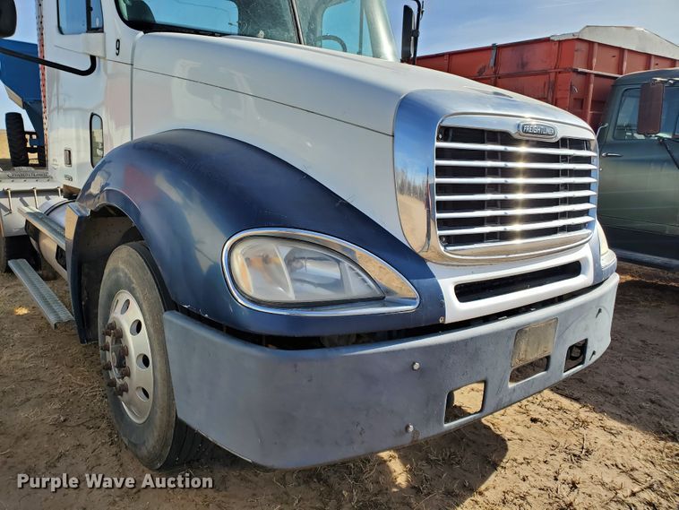 image for item DG8429 2004 Freightliner Columbia  semi truck