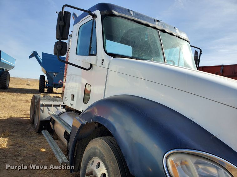 image for item DG8429 2004 Freightliner Columbia  semi truck