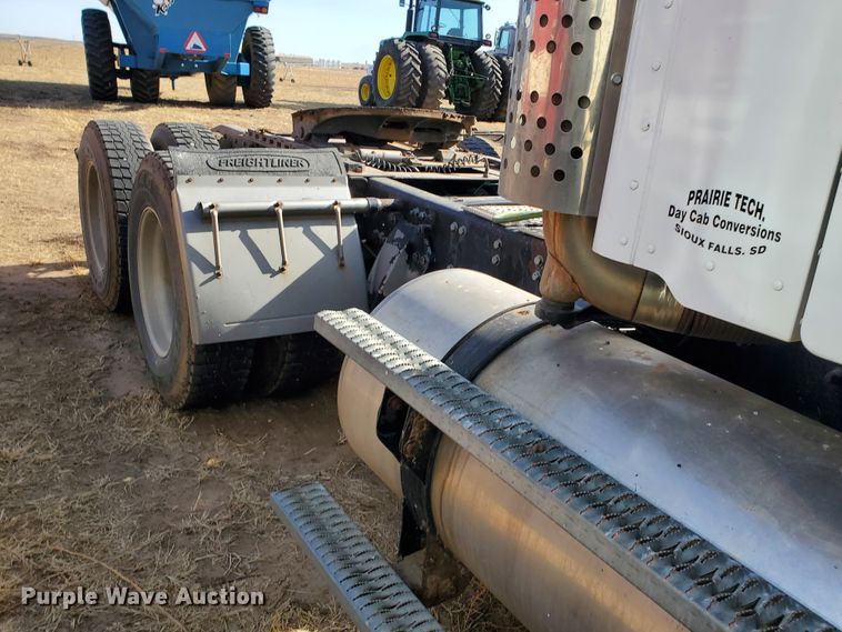 image for item DG8429 2004 Freightliner Columbia  semi truck