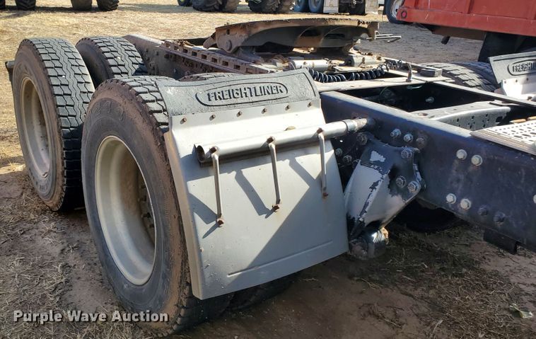 image for item DG8429 2004 Freightliner Columbia  semi truck