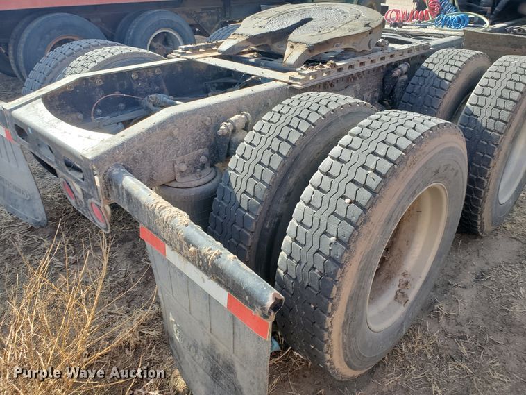 image for item DG8429 2004 Freightliner Columbia  semi truck