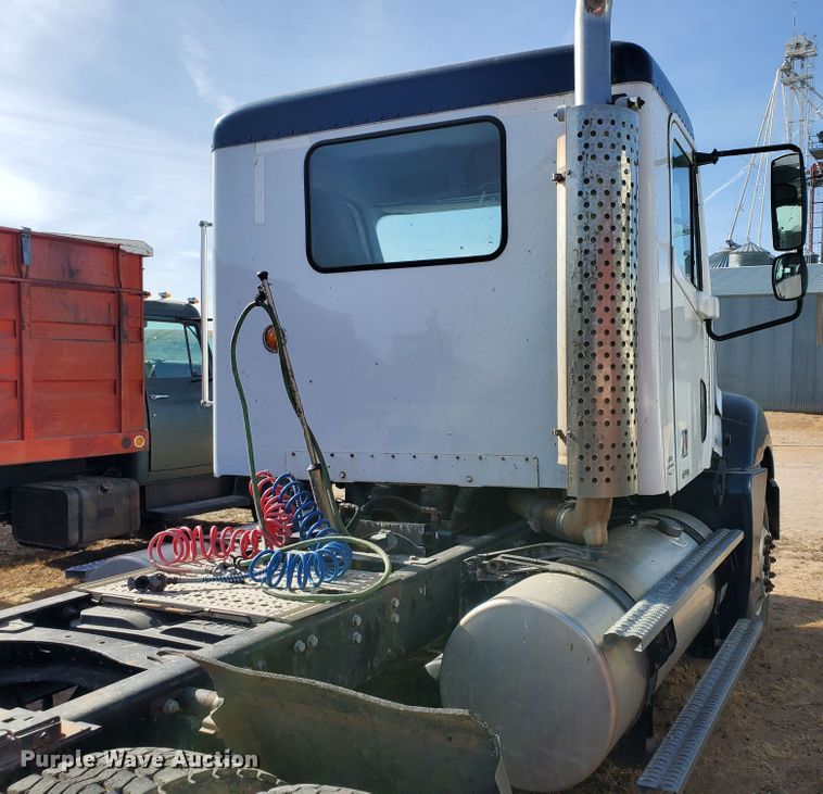 image for item DG8429 2004 Freightliner Columbia  semi truck