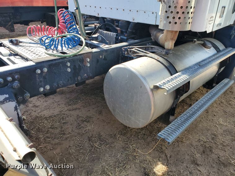 image for item DG8429 2004 Freightliner Columbia  semi truck