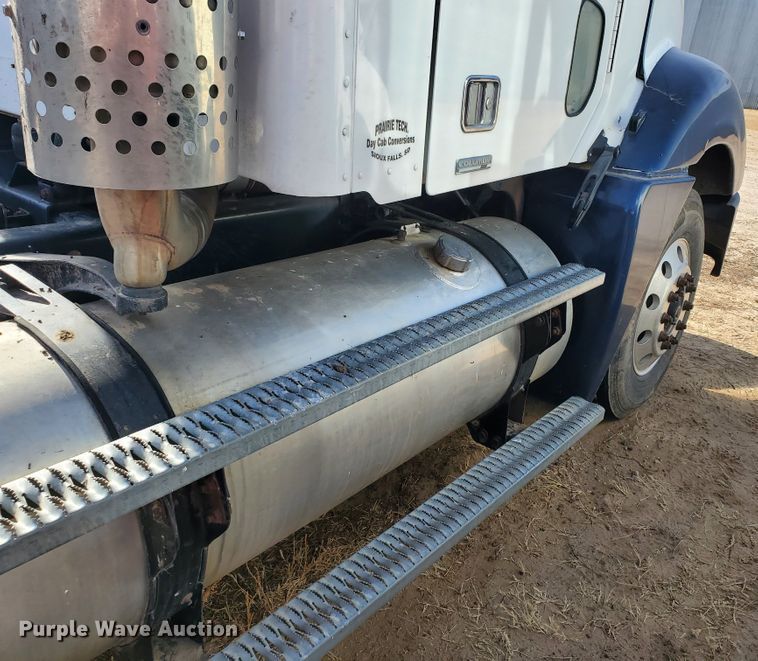 image for item DG8429 2004 Freightliner Columbia  semi truck