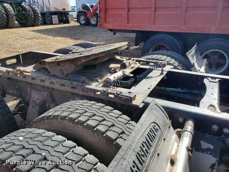 image for item DG8429 2004 Freightliner Columbia  semi truck