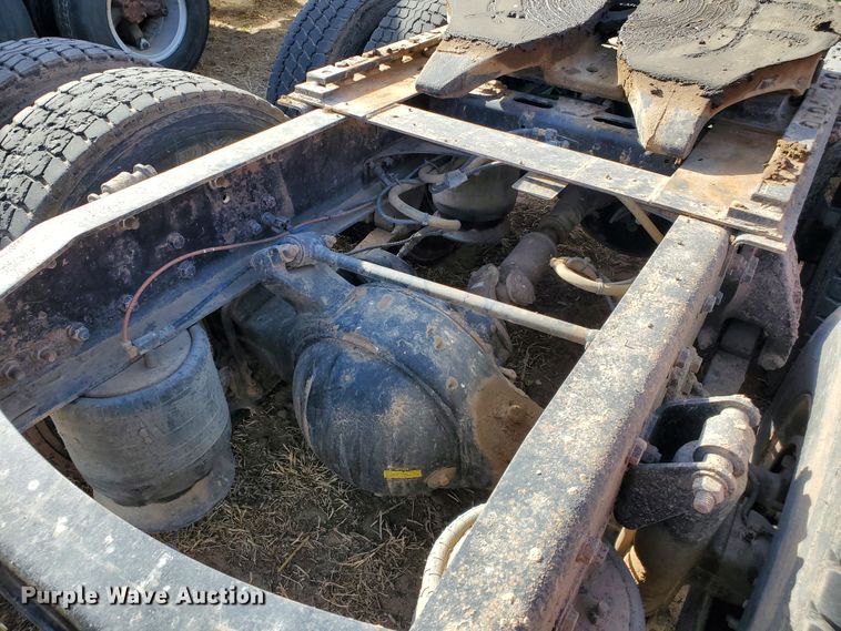 image for item DG8429 2004 Freightliner Columbia  semi truck