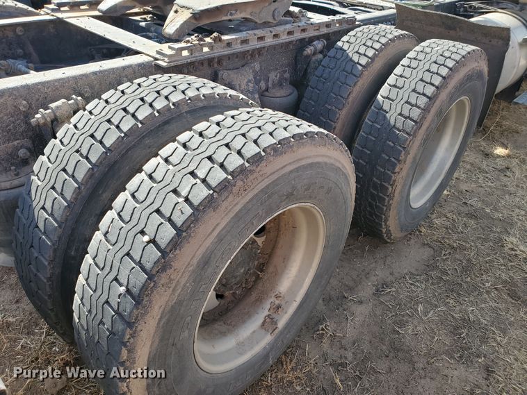 image for item DG8429 2004 Freightliner Columbia  semi truck