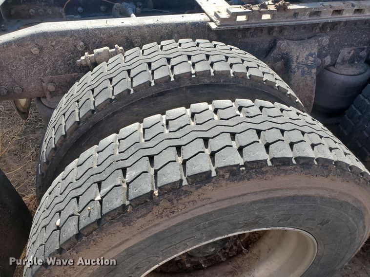 image for item DG8429 2004 Freightliner Columbia  semi truck