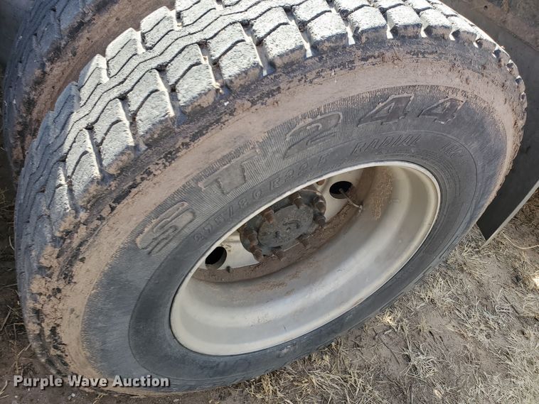 image for item DG8429 2004 Freightliner Columbia  semi truck