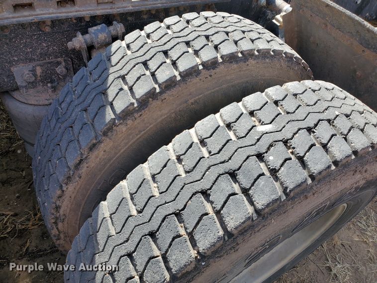 image for item DG8429 2004 Freightliner Columbia  semi truck