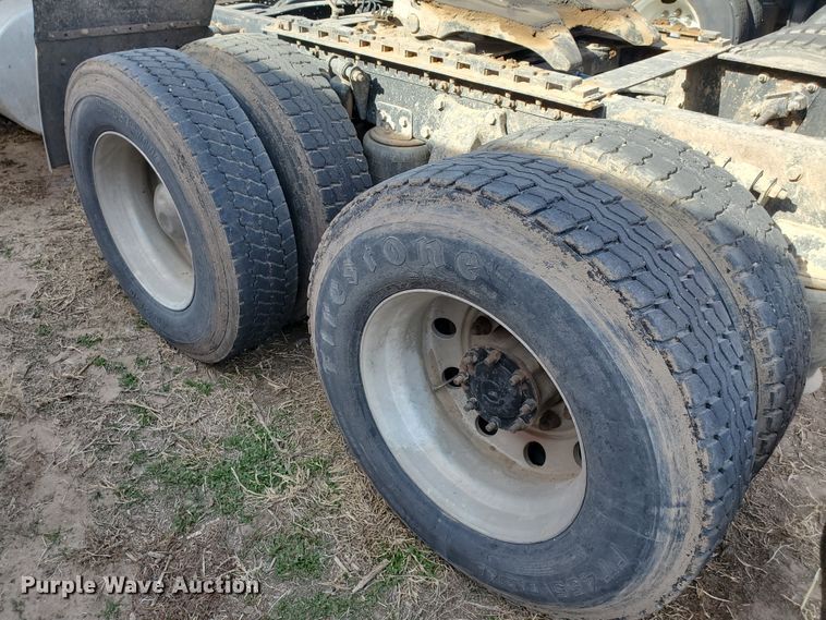 image for item DG8429 2004 Freightliner Columbia  semi truck