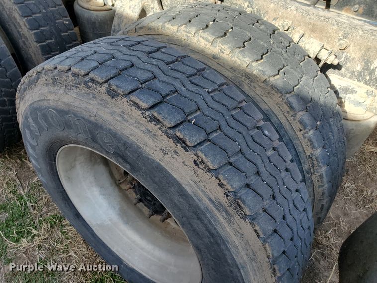 image for item DG8429 2004 Freightliner Columbia  semi truck