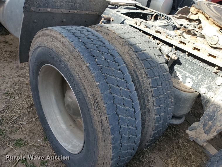 image for item DG8429 2004 Freightliner Columbia  semi truck