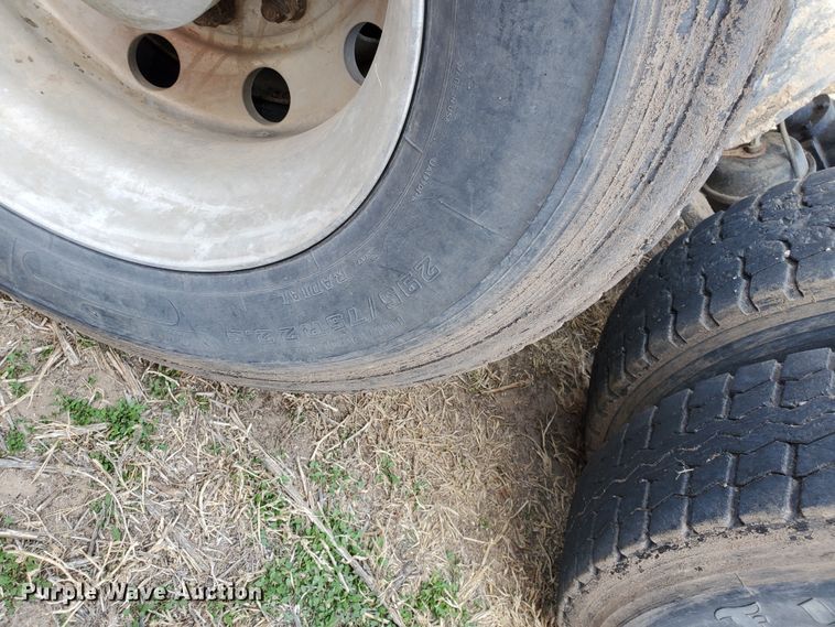 image for item DG8429 2004 Freightliner Columbia  semi truck